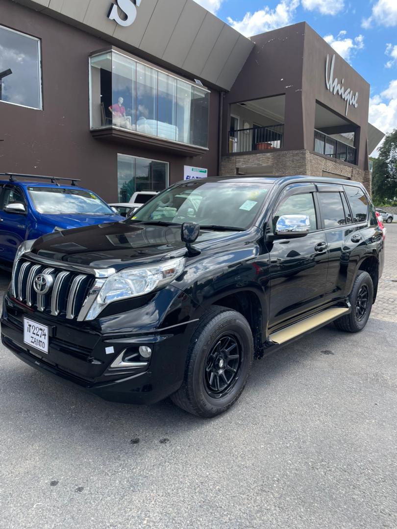 2017 TOYOTA LAND CRUISER PRADO SUV Black - Side View